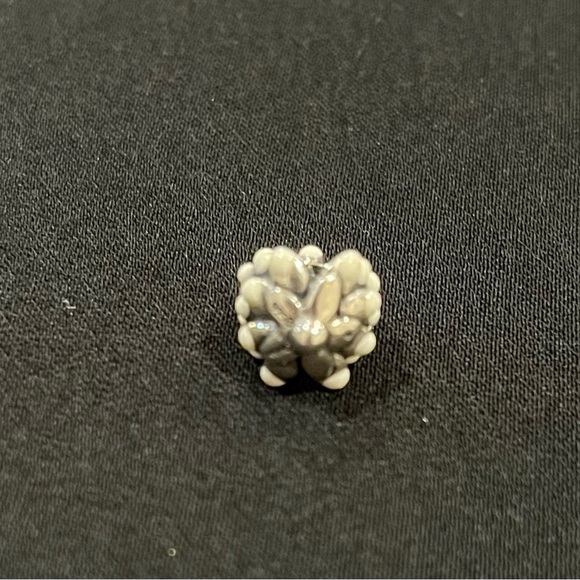 Chamilia snowy pinecone charm - Picture 4 of 4